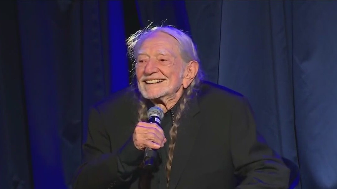 Willie Nelson presented with prestigious award